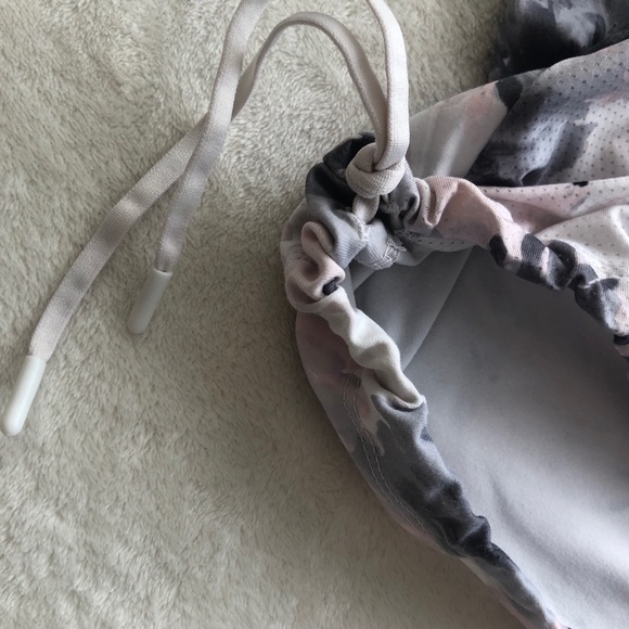 Fabletics Bundle tanks - Picture 6 of 9